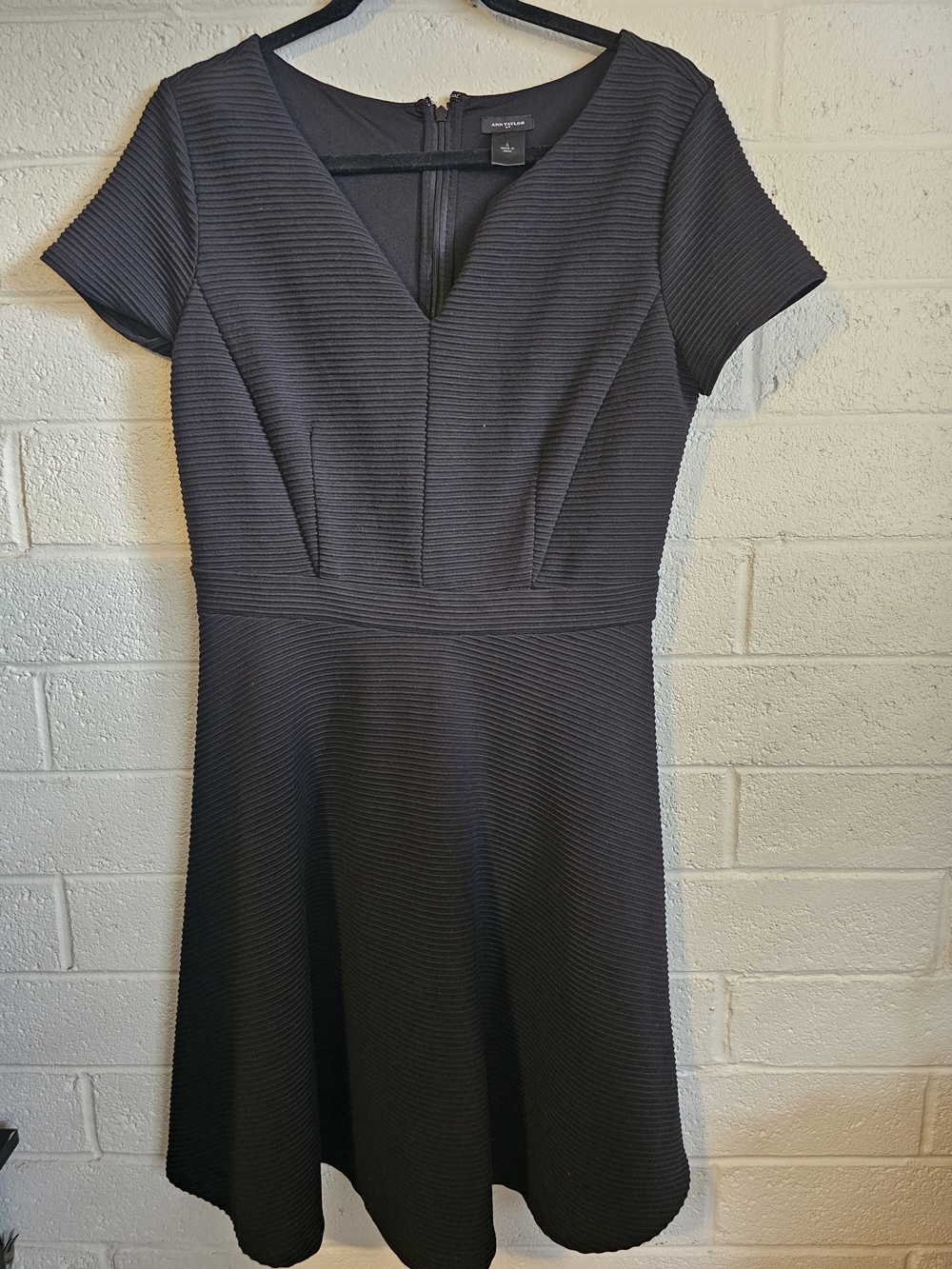 Ann Taylor Black Textured Fit & Flare Dress Size 8 Short Sleeve